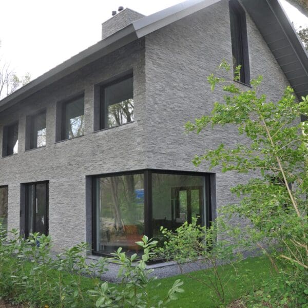 Wandbekleding duurzaam huis met steenstrips.